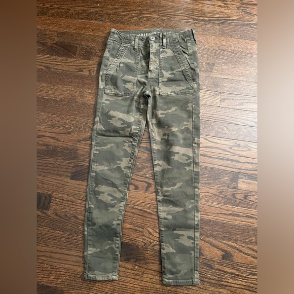 19) American Eagle camo skinny size 4 jeans - Picture 1 of 2